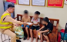 3 bé trai đạp xe hơn 30km đi chơi rồi lạc đường, được CSGT báo gia đình đón về