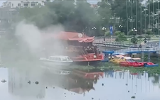Du thuyền trên Vàm Cỏ Tây ở Long An bốc khói, neo đậu gần nửa năm chưa thấy hoạt động