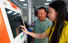 Cần Thơ: Đi từng nhà hướng dẫn người dân sử dụng dịch vụ công trực tuyến