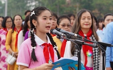 Đại biểu Cháu ngoan Bác Hồ báo công với Chủ tịch Hồ Chí Minh