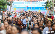 At Hanoi pagoda, throngs of Buddhists, residents queue to venerate Buddha relic from India