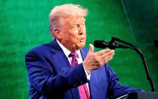 Tỉ lệ ủng hộ ông Trump bất ngờ tăng lại, dân Mỹ bớt lo suy thoái