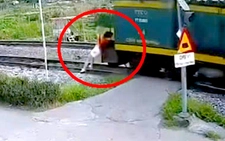 Người phụ nữ tiến về phía tàu hỏa đang di chuyển, bị thương nặng