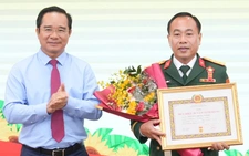 Chủ tịch UBND TP.HCM Nguyễn Văn Được trao Huy hiệu Đảng tại quận 1