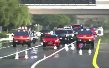 Tổng thống Donald Trump được đón rước bằng xe Tesla, tiêm kích và lạc đà