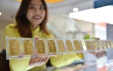 Giá vàng thế giới lao dốc mạnh