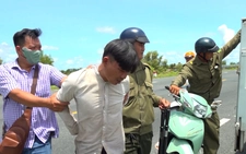 Người dân giúp công an xã bắt giữ 2 nghi phạm cướp giật túi xách ở Cà Mau