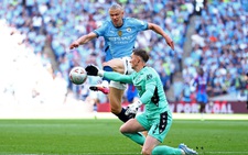 VAR gây tranh cãi khi 'giúp' Crystal Palace vô địch FA Cup
