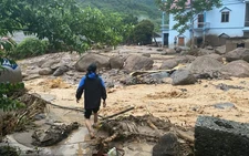 Sau tiếng nổ trên núi, lũ quét ập về giữa khuya ở Bắc Kạn, 2 người chết
