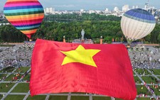 Cờ Tổ quốc 2.025m² tung bay trên quảng trường Hồ Chí Minh