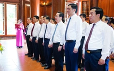 Lãnh đạo tỉnh Nghệ An dâng hoa, dâng hương tưởng niệm Chủ tịch Hồ Chí Minh