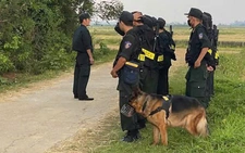Cả thôn sáng đèn, chó nghiệp vụ lùng sục trong đêm tìm nghi phạm giết người
