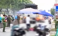 Đôi nam nữ tử vong dưới bánh xe tải trước chợ đầu mối Thủ Đức