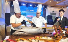 Phú Yên trình diễn phi lê cá ngừ đại dương 55kg để xúc tiến du lịch tại Long An