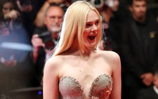 Phim của Elle Fanning nhận tràng pháo tay dài kỷ lục ở Cannes, tiến gần đến Cành cọ vàng