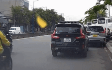 Tài xế ô tô mở cửa xe bất cẩn, hất văng tài xế xe ôm công nghệ ở Thủ Đức
