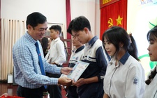 Mực Tím - Tuổi Trẻ tặng học bổng 'Vì tương lai Việt Nam' cho học sinh Đắk Nông vượt khó, học tốt