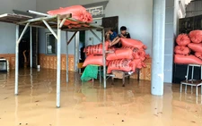 Vào một 'rốn lũ' ở Hà Tĩnh, cả thôn ngập sâu trong nước, thiệt hại tài sản lớn