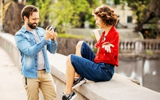 Hẹn hò người địa vị cao để có chỗ đứng xã hội