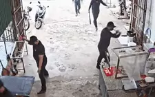 Vụ 7 người bịt mặt đập phá quán phở: 'Tấn công' nhà 2 người thân con nợ để gây áp lực
