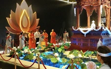 Đến chùa Thanh Tâm lúc nửa đêm, chờ chiêm bái xá lợi Đức Phật