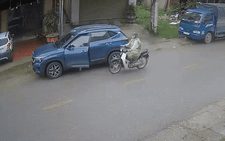 Tài xế mở cửa xe ô tô, đẩy người đi xe máy ngã lăn ra đường