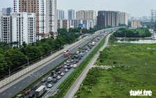 Holidaymakers return to Hanoi amid rain, heavy traffic after Reunification Day holiday
