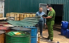 Chủ cơ sở tái chế dầu thải gần 7 tấn bã dầu khô nguy hại ra môi trường