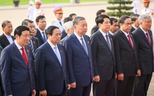 Lãnh đạo Đảng, Nhà nước, đại biểu Quốc hội vào lăng viếng Chủ tịch Hồ Chí Minh
