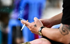 Giá thuốc lá rẻ, mỗi năm người Việt chi 49.000 tỉ đồng để 'mua bệnh vào người'