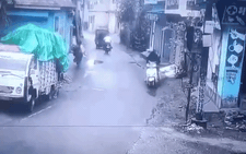 Bò 'lái' xe máy lao vun vút trên đường, dân mạng đoán: 'Chắc định mua xe'