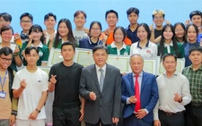 Có thể tuyên dương sinh viên nhường chỗ ngồi cho cựu chiến binh thay vì tặng bằng khen