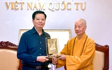 Phó thủ tướng Mai Văn Chính chiêm bái xá lợi Bồ tát Thích Quảng Đức