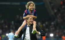 Làng bóng đá thổn thức trước hình ảnh con gái HLV Luis Enrique