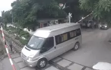 Cố vượt đường ngang gây hỏng barie, tài xế ô tô bị phạt 11 triệu đồng