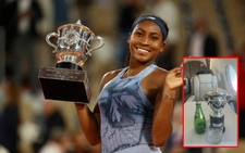 Coco Gauff hài hước khi nhận cúp Roland Garros mini về nhà