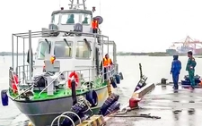 Điều tàu cứu hộ tàu cá bị hỏng máy nơi biển động, gió cấp 6 do ảnh hưởng bão