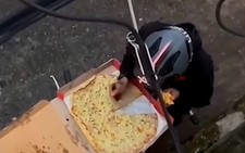 Shipper ăn vụng bánh pizza của khách theo cách không ngờ tới