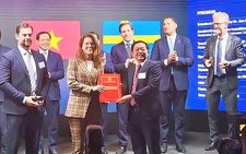 Bí thư Bình Định trao chứng nhận đầu tư dự án 1 tỉ USD cho nhà đầu tư Thụy Điển