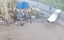 Va chạm với xe chở cuộn tôn dài, nam thanh niên bị tôn cứa cổ tử vong