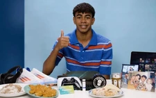 Yamal gây sốc với hình ảnh ăn toàn fast food