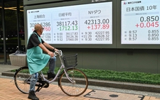 Japan to fine 12,000 yen for using mobile phone while bicycling