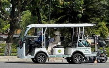 Sở Xây dựng Quảng Nam nói gì về việc lắp biển báo 30km/h để xe điện tồn tại ở Hội An?