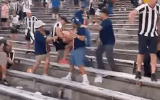 Cổ động viên PSG đạp thẳng vào người cổ động viên Botafogo