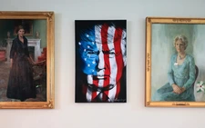 Ông Trump thay chân dung bà Hillary Clinton bằng ảnh của mình ở Nhà Trắng?