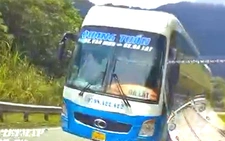 Xử phạt tài xế xe khách giường nằm vượt ẩu trên đèo Khánh Lê, suýt gây tai nạn