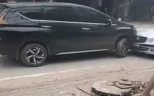 Chở theo con gái, tài xế Mercedes bất ngờ dừng lại chơi ma túy rồi tông vào loạt ô tô