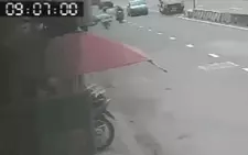 Xe tải bất ngờ lật ngang ở TP.HCM, hai người đi xe máy thoát nạn trong tích tắc