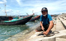 Luồng lạch bồi lấp, ngư dân gặp khó đưa tàu thuyền vào cảng cá mới xây dựng