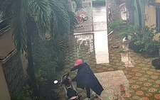 Tên trộm xe máy bị chó rượt chạy trối chết
